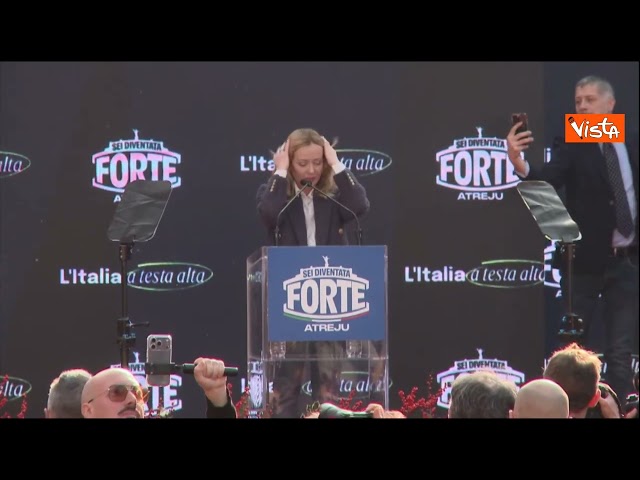 Meloni sul palco di Atreju accolta dal coro Giorgia Giorgia, lei: Grazie, siete meravigliosi