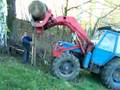 Zetor 6745 UKT zatlouká kůly na oplocenky
