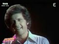 MEDLEY- Hommage aussi a CARLOS qui avec Joe nous a donné tant de joie. Il vient de le rejoindre.Joe se repose sous un palmier a Hollywood en Californie, la ville ou il a grandi , avant de conquérir la France son pays d' adoption. Il est peut etre parti, et pourtant il est toujours ici.  C' est triste que ce poète de la vie et de l' amour soit inconnu aux Américains. En tant qu' Américain et Francophone, je ne peux m' en empêcher d' être très fier des origines de ce charmant chanteur.