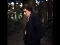 extrait du dernier album d'alain bashung

mon ange de t'ai ha�
je t'ai laiss� aimer
d'autres que moi
un peu plus loin qu'ici

mon ange 
je t'ai trahi
tant de nuits alit�
que mon coeur a cess�
de me donner la vie

si loin de moi
si loin de moi 
si loin de moi

des arm�es insolites
et des ombres �quivoques
des fils dont on se moque
et des femmes que l'ont quitte

des tristesses surann�es
des malheurs qu'on oublie
des ongles un peu noircis
des ongles un peu noircis