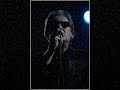extrait du dernier album d'alain bashung

mon ange de t'ai ha�
je t'ai laiss� aimer
d'autres que moi
un peu plus loin qu'ici

mon ange 
je t'ai trahi
tant de nuits alit�
que mon coeur a cess�
de me donner la vie

si loin de moi
si loin de moi 
si loin de moi

des arm�es insolites
et des ombres �quivoques
des fils dont on se moque
et des femmes que l'ont quitte

des tristesses surann�es
des malheurs qu'on oublie
des ongles un peu noircis
des ongles un peu noircis