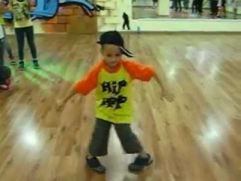 israeli hiphop 2009 - Our 5 y. o. popping freestyler. So cute... הצטרפו לחברים שלנו בפייסבוק http://www.facebook.com/sunrise.danstudio.