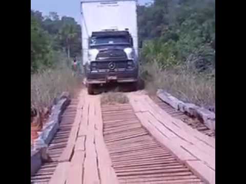 Ponte quebra e caminhão cai dentro do rio