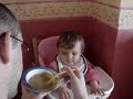 norah s'endort en mangeant