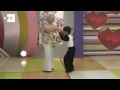 Abuela de 76 años bailando salsa con niño
