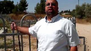 الشيخ سعيد بكارنة  على أطلال قرية الشجرة الفلسطينية