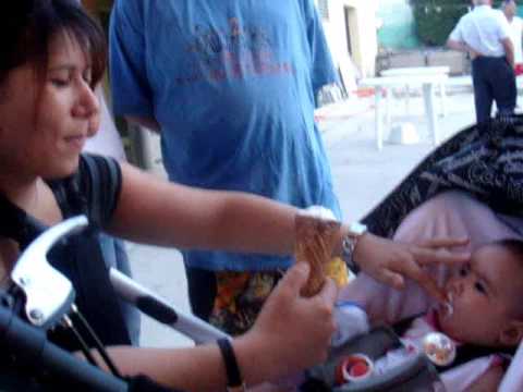 ALDARA COMIENDO HELADO