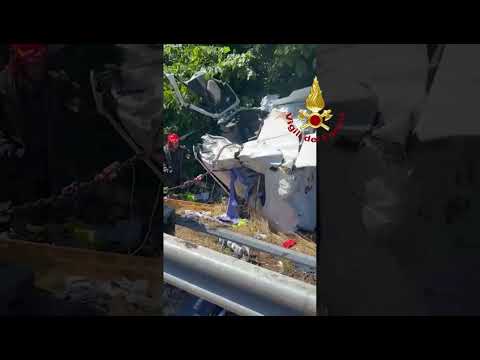 Cisterna carica di benzina si ribalta sull'A12 - intervento dei vigili del fuoco