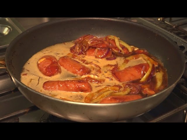 Speckwurst in Schwarzbier mit Knoblauch und Zwiebeln | Vuřty na pivu