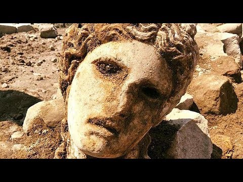 Encontrada enorme cabeça de Baco em mármore com mais de 2.000 anos