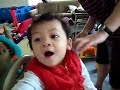 rambutnya zhavar dah gondrong..jd dipotong deh sama ayahnya..untungnya zhavar ga meronta2..dia malah menikmati waktu digunting rambutnya..hehehe