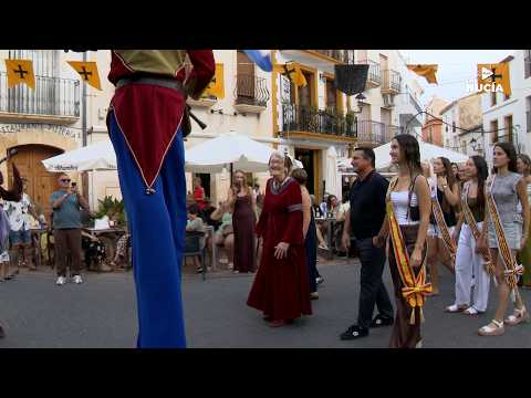 La consellera de Turisme visitó el XX Mercado Medieval de La Nucía
