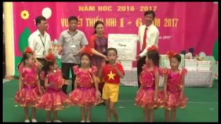 Đồng chí Phạm Tuấn Đạt, Phó Chủ tịch UBND thành phố thăm, tặng quà các bé Trường Mầm non Điền Công 
