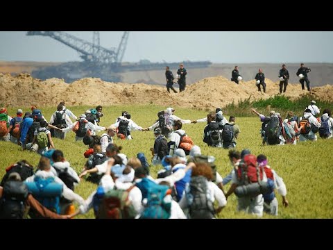 Klimaproteste: Demonstranten durchbrechen Absperrungen ...