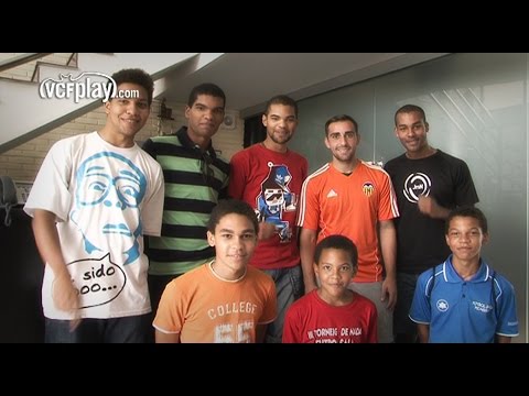 Valencia CF: Paco Alcácer entrega los abonos a los hermanos Lozano Valencia CF: Paco Alcácer entrega los abonos a los hermanos Lozano
