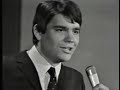 bernard tapie (tapy) chante qu'il ne croit plus aux filles.