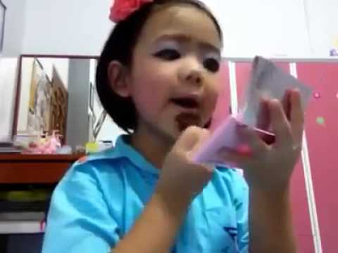 bé gái dạy trang điểm cực dễ thương bé gái dạy trang điểm cực dễ thương