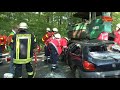 Gelenkbus umgekippt -- PKW steckt unter LKW fest -- 50 Verletzte - 250 Helfer im Einsatz