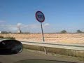por la carretera por la carretera