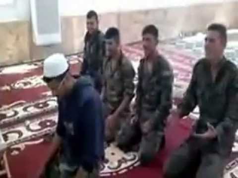 Ushtart e Beshar Esedit duke u tall me dinin e Allahut ne nje xhami ne HimsØÙ…ص) Siri.flv
