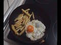 Hombre friendo huevo con patatas (del Salobral)