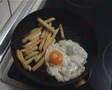 Hombre friendo huevo con patatas (del Salobral)