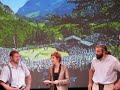 s�bastien chabal fait face � un champion suisse de la lutte � la culotte pour promouvoir les traditions suisses.