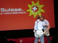 s�bastien chabal fait face � un champion suisse de la lutte � la culotte pour promouvoir les traditions suisses.