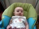 Papa fait rire Valentine dans sa balancelle