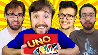 muitos cartões de jogo uno coloridos sobre fundo vermelho. uno é um jogo de  cartas americano do tipo derramamento que é jogado com um baralho  especialmente impresso 11108651 Foto de stock no