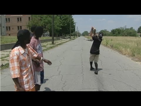 Charlie LeDuff Golfs the Length of Detroit