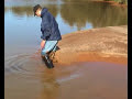 Stuck in very heavy sticky mud with high black Phoenix rubber boots (Sorry, camcorder needs head cleaning) — Mit sehr hohen schwarzen Gummistiefeln in schwerem, klebrigem Schlamm und Lehm in einem Kieswerk