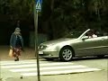 grand-mama donne 0ne coup sur auto grand-mama donne 0ne coup sur auto
