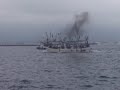 夏の海、神輿を浮かべうねる波