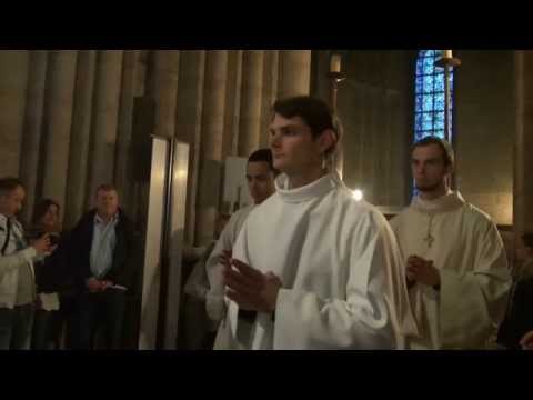 notre - Notre Dame de Paris, samedi 18 mai 2013. 20H30. Vigile de Pentecôte. Sonnerie du petit solennel. Arrivée des fidèles. Procession des prêtres.