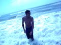 o gess� tomando o seu primeiro banho de mar e conhecendo como � mergulhar nas ondas. vai l� gess�, e guaratuba/paran�