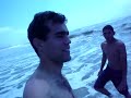 o gess� tomando o seu primeiro banho de mar e conhecendo como � mergulhar nas ondas. vai l� gess�, e guaratuba/paran�