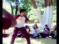 Léo cantando We Will Rock You 1º B XV