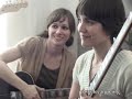 un mail de jean charles versari. j'h�berge chez moi un groupe de new york, veux tu faire une session avec eux pour le cargo. ayant rat� leur concert � la fl�che d'or, myspace me permet d'�couter quelques morceaux et de me rendre � l'�vidence. on ne va pas rater une si bonne occasion. le lendemain je d�barque chez jean charles qui en a profit� pour transformer son appartement en vaste bordel (5 musiciens � loger avec leurs instruments, �a prend de la place) et son bureau en studio d'enregistrement. des micros partout, tout cela reli� au pro tools avec jean charles aux commandes, les sessions cargo n'ont jamais �t� aussi sophistiqu�es... mais tr�s vite on retrouve nos bonnes habitudes... les musiciens se sont install�s avant que j'arrive, dos  � la fen�tre, donc en plein contre jour d'un soleil �clatant. qu'� cela tienne, nous allons boucher une partie de la fen�tre avec le matelas de jean charles. il ne me reste plus qu'� me caler sur les quelques centim�tres carr�s de libre dans la pi�ce et laisser la musique de mia riddle & ses amis op�rer. instant magique qui va durer jusque tr�s tard dans la nuit.

un tr�s grand merci � jean charles versari
www.myspace.com/versari  

et si vous voulez en savoir plus sur mia riddle et ses talentueux amis 
www.myspace.com/miariddle
www.miariddle.com

www.lecargo.org