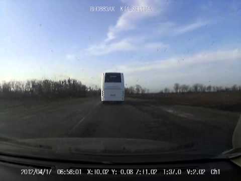 Учитель на большом белом автобусе Учитель на большом белом автобусе