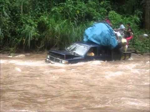 CRUZANDO RIO EN PERU con 4x4 pick