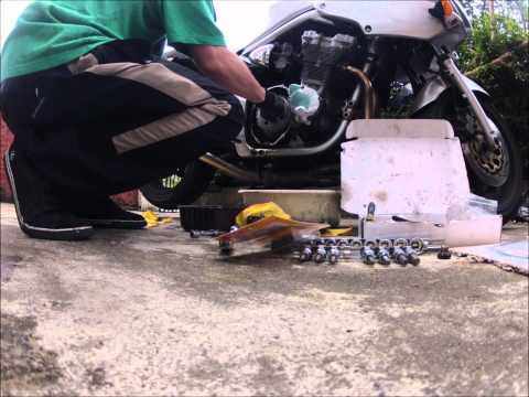 Replacing clutch plates and springs Suzuki GSF 600 Bandit