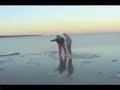 tv� idioter som driver iv�g p� ett isflak