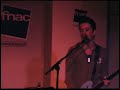 Alcoolémia ... e o regresso aos palcos nacionaisDepois de muitos anos à sombra, os Alcoolémia rompem o panorama da música nacional em grande estilo. O novo álbum, «Alcoolémia», classificado por muitos como o melhor trabalho realizado até hoje, já esgotou em alguns pontos de venda e promete continuar a conquistar fãs.Em fase promocional do novo álbum, os Alcoolémia não se fizeram estranhos ao palco e arrancaram na Fnac de Almada, no passado dia 19 de Janeiro, mais uma excelente prestação. Pouco passava das 21h30, quando os primeiros acordes da noite soaram no Fnac Café, espaço que se mostrou pequeno para o número de fãs e curiosos. Entre pequenos e graúdos, poucos foram aqueles que não puxaram pela banda da Margem Sul (Amora), que em noite inspirada provou que está pronta para enfrentar as luzes da ribalta. Jorge Miranda, vocalista da banda, diz que a promoção do álbum está a correr pelo melhor: «Fixe! O feedback tem sido impecável e a promoção está a correr bem e dentro da estratégia delineada», disse. O Show Case contou com a apresentação de seis temas originais, aos quais não faltaram «Há quanto tempo ando aqui», «Queria Roubar-te um beijo», «Fico à espera ... (quero ver o fim), «São Sempre os mesmos», «Música Nacional (vamos tirá-la da sombra)» e «Areia de pedras Salgadas». Afinados no timbre da boa disposição, o público não se fez rogado nas palmas e nos gritos de incentivo à banda, que volta assim a reconquistar terreno nos meandros da música portuguesa: «Nenhuma banda pára assim tanto tempo. Em alguns aspectos é óbvio que saímos um pouco prejudicados. A única coisa benéfica é o facto de podermos ressurgir, isto porque há pessoas que não nos conhecem, nomeadamente o público jovem», explica Jorge Miranda, questionado sobre a longa paragem a que o grupo esteve sujeito. E não fossem as regras acordadas previamente com a Fnac Almada, provavelmente a noite teria acabado mais tarde. Apesar disso e a pedido do público, os Alcoolémia despediram-se em grande com o cover «Chiclete», dos Táxi, um dos temas integrantes do novo álbum. Para o fim ficou reservado o tema «Não sei se mereço», que pela nostalgia fez recordar outros tempos. Sobre o futuro, Jorge Miranda diz que os Alcoolémia estão de volta e prontos para a luta, embora cautelosos: «Este trabalho tem tudo para vingar. Diria que é um trabalho que pode vir a servir de trampolim para os próximos trabalhos e carreira da banda. Estamos melhor que nunca, temos uma equipa fantástica e temos pessoas boas a trabalhar connosco! Não deixámos de ser uma banda de rock, que canta em bom português e que pode criar coisas boas na música». Terminado o Show Case, nem tempo houve para arrumar guitarras. A sessão de autógrafos foi imediata e deveras concorrida, a julgar pelas largas dezenas de pessoas que não ficaram indiferentes à banda. Bruno MartinsEditado por Blitz