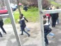 Baba bere cvece uz psihodeliu u hemijskoj