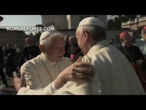 XVI - http://es.romereports.com El Papa Francisco y Benedicto XVI se reunieron en los Jardines Vaticanos para inaugurar la estatua de San Miguel Arcángel, protecto...