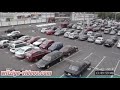 Frau parkt einen Trecker ein...