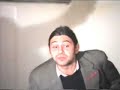 Ρομαντισμοί κρατικοί για οργανωμένη ζωήσυνθήματα στους τοίχους πολεμική κραυγήπυρηνικές δοκιμές ιατρική συνταγή,ψέματα μας λένε πίσω από μάσκες ανθρωπόμορφες.Τρόμος από κυβερνήσεις παντούμας σημαδεύουν με πύραυλους θα αστοχήσουνεlimbrium και valium μας ταίζουνε,ψέματα μας λένε πίσω από μάσκες ανθρωπόμορφες.Αλεξίσφαιρα αμάξια ταξιδεύουνεδεν μας φοβούνται λένεμα μας το δείχνουνε,ψέματα μας λένε πίσω από μάσκες ανθρωπόμορφες.