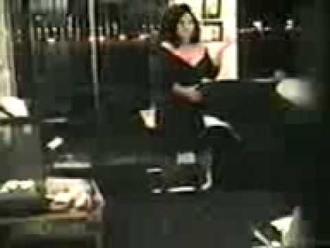 Escándalo: Mamá de Lucero hace striptease en video