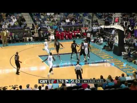 LaMarcus Aldridge blocks Chris Kaman
